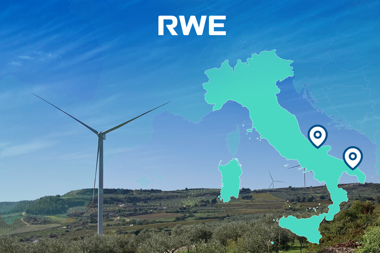 Un paesaggio con una turbina eolica e il contorno dell'Italia con due segnaposto. Il cielo è sereno e blu.